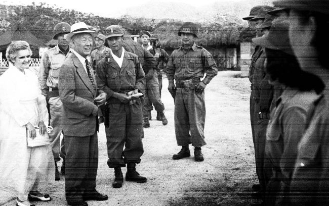 ▲ 1953년 육군3군사령부를 창설하고 장병을 격려하는 이승만 대통형과 부인 프란체스카.