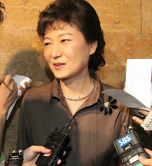 ▲ 한나라당 박근혜 전 대표가 8일 국회 본회의 출석에 앞서 기자들의 질문에 답변하고 있다. ⓒ연합뉴스