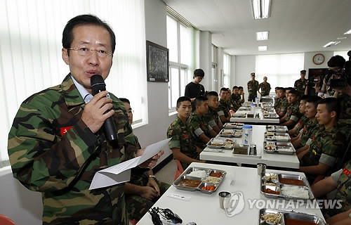 ▲ 한나라당 홍준표 대표가 8일 오후 김포시 월곶면 해병대 2사단 전차대대를 방문해 해병대원들을 격려하고 있다. ⓒ연합뉴스