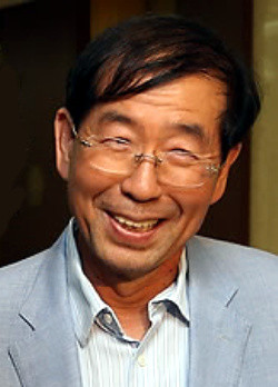 ▲ 박원순 변호사가 7일 오후 서울 태평로 한국프레스센터에서 열린 참여연대 17주년 창립기념 후원의 밤 행사에 참석해 밝게 웃고 있다. ⓒ 연합뉴스