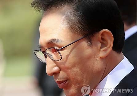 ▲ 생각에 잠겨있는 이대통령ⓒ