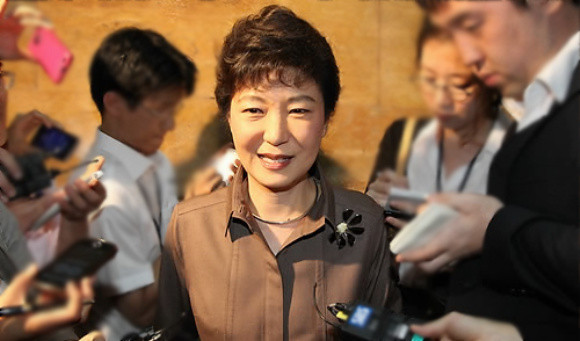 ▲ 박근혜 한나라당 전 대표가 8일 국회 본회의장에 출석하던 중 전일 