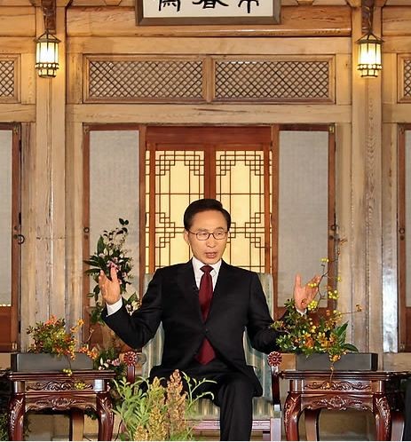 ▲ 이명박 대통령은 8일 청와대 상춘재에서 열린 추석맞이 특별기획 ‘대통령과의 대화’에서 “임기중에 펑펑 쓰면 민심과 지지율 얻을 것"이라고 했다. ⓒ 연합뉴스