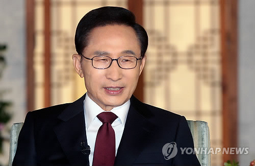 ▲ 이명박 대통령이 8일 오후 청와대 상춘재에서 열린 추석맞이 '대통령과의 대화'에서 전문가들과 대담을 나누고 있다. ⓒ연합뉴스