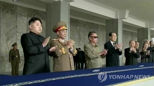 ▲ 사진 = 북한 김정일 국방위원장이 9일 오전 정권수립 63주년을 맞아 김일성 광장에서 개최된 열병식에 후계자 김정은 당 중앙군사위 부위원장과 참석해 박수를 치고 있다.