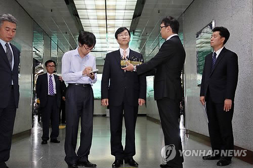 ▲ 사진 = 영장실질심사를 앞둔 곽노현 서울시 교육감이 9일 오전 서울시교육청을 나서며 취재진의 질문을 받고 있다.