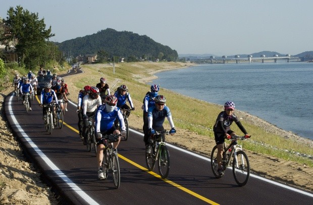 ▲ 이포보를 뒤로 하고 경기도 양평까지 이어진  자전거 길을 신나게 달릴 수 있다.  ⓒ 이오봉 기자
