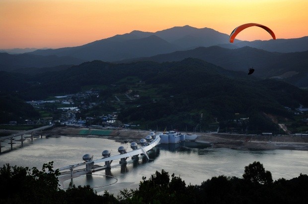 ▲ 석양 빛에 더욱 아름다운 경기도 여주의 랜드마크인 이포보, 한강의 새로운 명소로 태어났다.  ⓒ 이오봉 기자