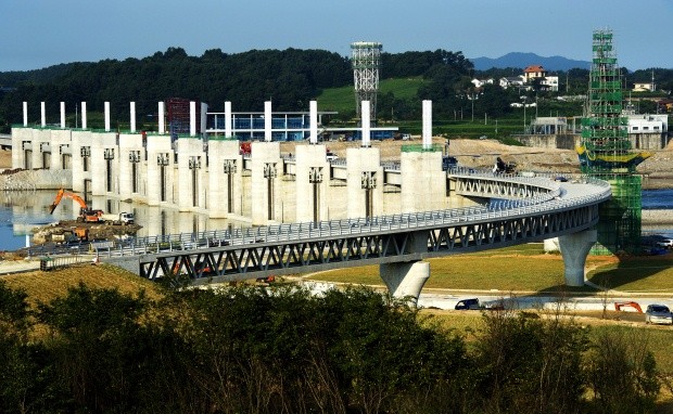 ▲ 조명 시설이 완공이 되면 밤마다 더욱 새롭고 아름다운 모습을 보여줄 여주보, 내년 추석에는 강물에 뜬 보름달을 보면서 보 위를 걸을 수 있을 것이다.  ⓒ 이오봉 기자