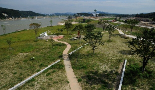 ▲ 강천보와 이어진 연양리 강변 금은 모래 터가 더 드넓은 강변 생태공원으로 꾸며진 모습으로 나타내고 있다.  ⓒ 이오봉 기자