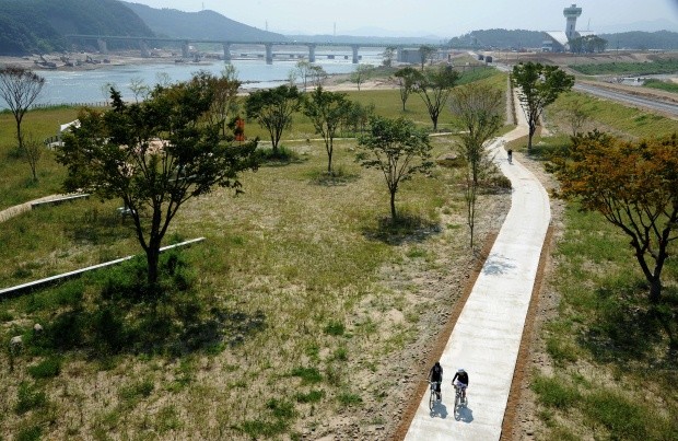 ▲ 강천보와 이어진 연양리 강변 금은 모래 터가 더 드넓은 강변 생태공원으로 꾸며진 모습으로 나타내고 있다.  ⓒ 이오봉 기자