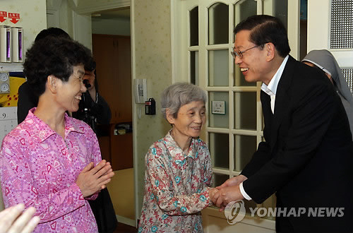 ▲ 김황식 국무총리가 9일 오후 서을 은평구의 한 노인복지시설을 방문, 할머니들을 위로하며 인사하고 있다.ⓒ 연합뉴스