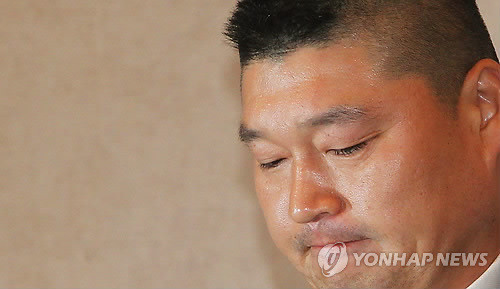 ▲ 세금 과소 납부로 국세청으로부터 수억 원대의 추징금을 부과받은 개그맨 강호동이 9일 오후 서울 마포구 도화동 서울가든호텔에서 기자회견을 열고 입장을 밝히고 있다. 강호동은 이번 사건에 책임을 지고 연예계를 잠정 은퇴 한다고 밝혔다.