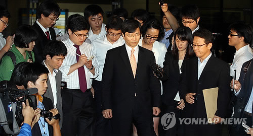 ▲ 사진 = 교육감 후보 사퇴 대가로 2억원를 건넨 혐의로 구속영장이 발부된 곽노현 서울시교육감 10일 새벽 서울중앙지검 청사를 나서면서 취재진에 둘러싸여있다.