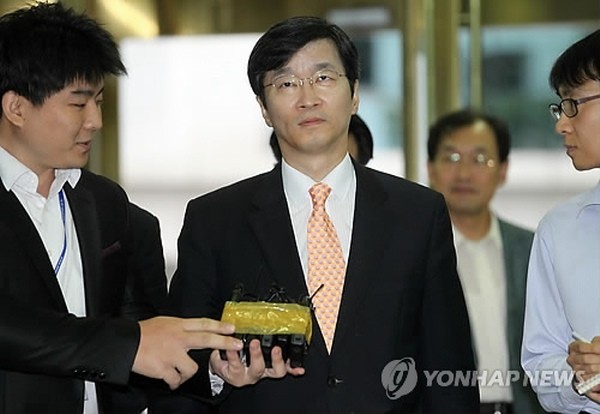 ▲ 사진 = 교육감 후보 사퇴 대가로 2억원를 건넨 혐의로 구속된 곽노현 서울시교육감 10일 새벽 서울중앙지검 청사를 나서고 있다.