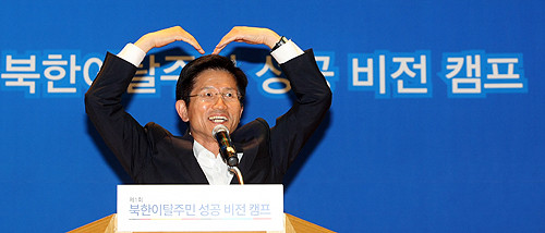 ▲ 지난 6월 지방행정연수원에서 열린 ‘제1회 북한이탈주민 성공비전 캠프’에서 김 지사가 머리 위로 하트 모양을 만들어 보이고 있다.ⓒ자료사진