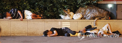 ▲ 서울역 앞에서 잠자는 노숙인들ⓒ연합뉴스