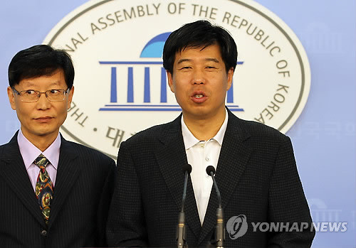 ▲ 민주당 백원우 의원과 황창하 한명숙 전 총리 공보수석이 13일 오전 국회 정론관에서 민주당 유력 서울시장 후보로 거론되던 한명숙 전 총리가 출마하지 않기로 했다고 밝히고 있다.ⓒ연합뉴스