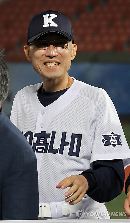 ▲ 한국 프로야구계의 큰 별이 또 졌다. 경기도 일산병원은 1980년대 프로야구 초창기를 개척한 '불세출의 투수' 최동원 전 한화 이글스 2군 감독이 지병으로 별세했다고 14일 발표했다. 향년 53세. 한화 코치로 있던 2007년 대장암 진단을 받은 고인은 한때 병세가 호전돼 2009년 한국야구위원회(KBO) 경기감독관으로 활동하기도 했다. 그러나 지난해부터 병세가 나빠져 경기도 포천 등지에서 요양해 왔다. 사진은 지난 7월 22일 서울 목동야구장에서 열린 라이벌 경남고와 군산상고의 레전드 리매치 경기에서 밝게 웃는 모습.