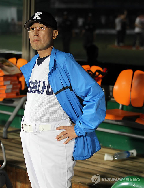 ▲ 한국 프로야구계의 큰 별이 또 졌다. 경기도 일산병원은 1980년대 프로야구 초창기를 개척한 '불세출의 투수' 최동원 전 한화 이글스 2군 감독이 지병으로 별세했다고 14일 발표했다. 향년 53세. 한화 코치로 있던 2007년 대장암 진단을 받은 고인은 한때 병세가 호전돼 2009년 한국야구위원회(KBO) 경기감독관으로 활동하기도 했다. 그러나 지난해부터 병세가 나빠져 경기도 포천 등지에서 요양해 왔다. 사진은 지난 7월 22일 서울 목동야구장에서 열린 라이벌 경남고와 군산상고의 레전드 리매치 경기에서 경기를 지켜보는 모습.