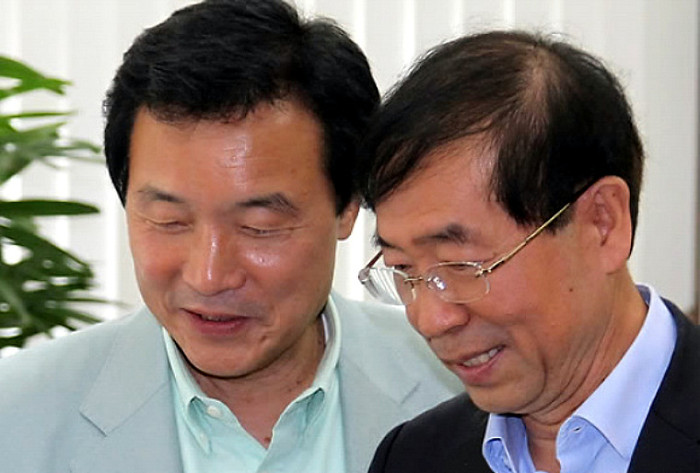 ▲ 민주당 손학규 대표가 13일 오전 국회 당 대표실에서 야권의 유력 서울시장 경선 주자인 박원순 변호사를 만나 인사를 나누고 있다. ⓒ 연합뉴스