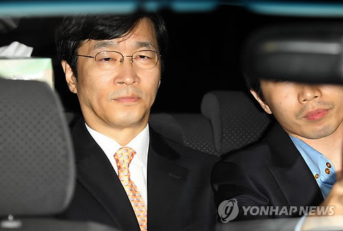 ▲ 사진 = 교육감 후보 사퇴 대가로 2억원를 건넨 혐의로 구속된 곽노현 서울시교육감 지난 10일 새벽 서울중앙지검 청사를 나서고 있다.