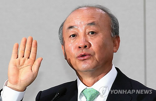 ▲ 류우익 통일부 장관 내정자가 14일 오전 국회 외교통상통일위원회 전체회의장에서 열린 인사청문회에서 증인선서를 하고 있다. ⓒ연합뉴스