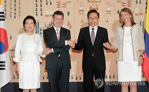 ▲ 이명박 대통령 내외가 15일 오전 청와대에서 열린 한-콜롬비아 정상회담에 앞서 후안 마누엘 산토스 콜롬비아 대통령 내외와 손을 맞잡고 있다. ⓒ연합뉴스