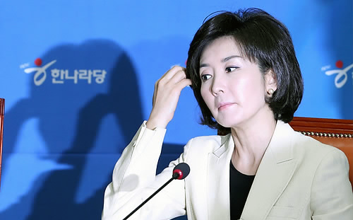 ▲ 한나라당 나경원 최고위원이 15일 오전 국회에서 열린 한나라당 최고위원회의에서 생각에 잠겨있다. ⓒ연합뉴스