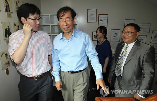 ▲ 박원순 희망제작소 상임이사가 15일 서울 종로구 평창동 희망제작소 사무실에서 퇴임식을 앞두고 열린 임시이사회에 참석하며 기자들의 질문을 받고 있다. ⓒ 연합뉴스