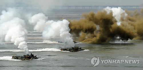 ▲ 15일 오전 인천 월미도 앞바다에서 열린 61주년 인천상륙작전 재연행사에서 상륙장갑차 부대가 연막탄을 터뜨리며 해안으로 돌격하고 있다.(연합뉴스)