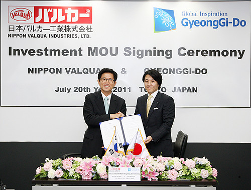 ▲ 7월 20일 일본 발카공업 도쿄 본사에서 얼린 투자유치 MOU 체결식에서 김문수 지사와 다키사와 도시카즈 발카공업 사장이 기념촬영을 하고 있다.ⓒ 뉴데일리