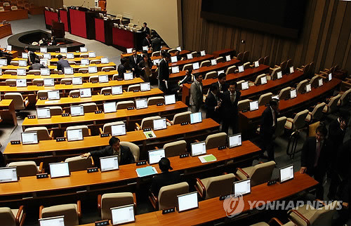 ▲ 민주당 의원들이 9일 오전 의사일정 미합의를 이유로 국회 본회의장을 나서고 있다. ⓒ연합뉴스