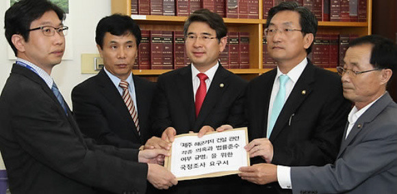 ▲ 민주당 노영민 원내수석 부대표 등 야당 의원들이 15일 국회 의안과에서 제주 해군기지 건설관련 각종 의혹과 법률준수 여부 규명을 위한 국정조사 요구서를 제출하고 있다. 오른쪽부터 민노당 홍희덕, 민주당 노영민, 김재윤, 창조한국당 유원일 의원. ⓒ 연합뉴스