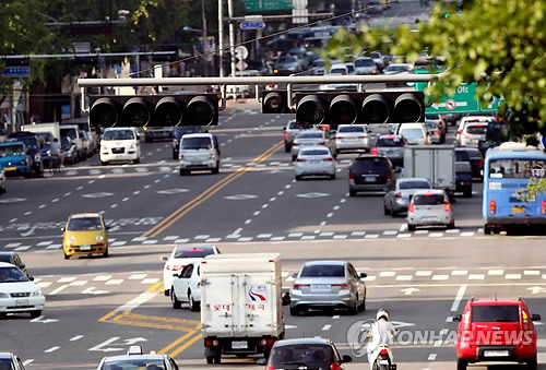 ▲ 전국 곳곳에 정전사태가 벌어진 15일 오후 서울 중구 오장동 사거리에 신호등의 불이 꺼져 있다.ⓒ연합뉴스