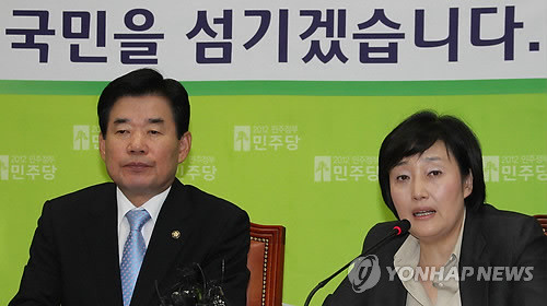 ▲ 민주당 박영선 정책위의장이 15일 국회에서 열린 고위정책회의에서 언론에 보도되고 있는 위키리크스의 한국관련 폭로에 대해 국정조사와 청문회 등을 요구할 방침이라고 발언하고 있다. ⓒ연합뉴스