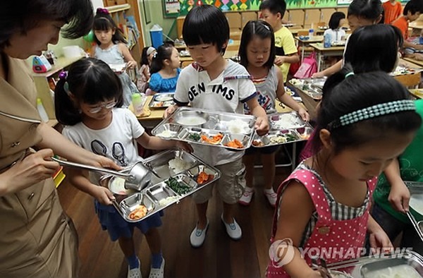▲ 사진 = 지난달 29일 개학을 한 서울지역의 한 초등학교에서 급식이 진행되고 있다.