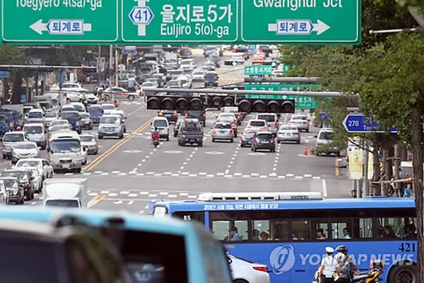 ▲ 대규모 정전으로 신호등마저 꺼지면서 교통혼잡이 일어나기도 했다.[사진:연합뉴스]