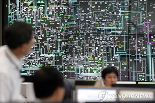 ▲ 한국전력거래소 직원들이 정전사태에 대응하느라 분주히 움직이고 있다.[사진:연합뉴스]