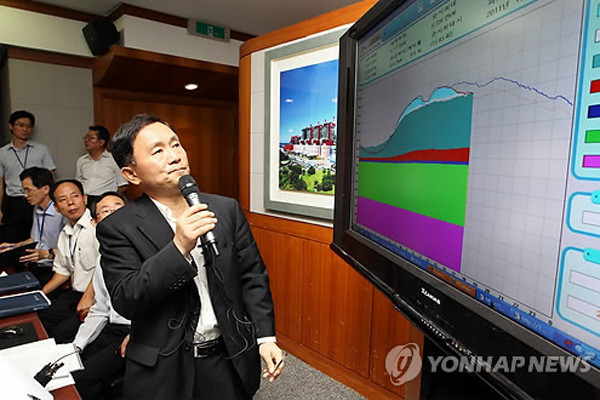 ▲ 염명천 한국전력거래소 이사장이 대규모 정전사태에 대해 브리핑을 하고 있다.[사진:연합뉴스]