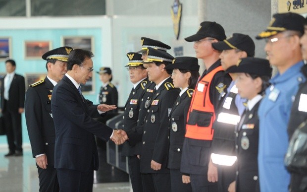 ▲ 해양경찰을 대표, '영예로운 경찰관'에 선발된 12명과 일일이 악수를 나누고 있는 이명박 대통령.