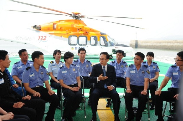 ▲ 3008함정 갑판 위에서 해양경찰청 직원들과 격의 없는 대화를 나누고 있는 이명박 대통령.