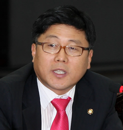 ▲ 김정권 한나라당 사무총장은 16일 "이석연 전 법제처장이 당의 서울시장 후보 선출을 위한 조정과정에 포함되기를 기대한다"고 밝혔다.ⓒ 연합뉴스