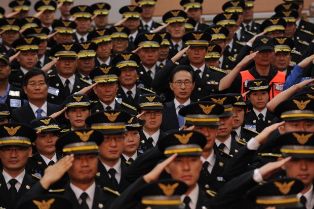 ▲ 이명박 대통령이 16일 인천 송도 해양경찰청에서 열린 제58회 해양경찰의 날 기념식에서 해양경찰들과 함께 국기에 대한 경례하고 있다.