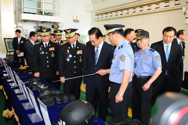 ▲ 인천해양경찰서 전용부두내 정박중인 3008함정에 승선, 해양경찰특공대가 사용하는 진압 장비를 둘러 보고 있는 이명박 대통령.