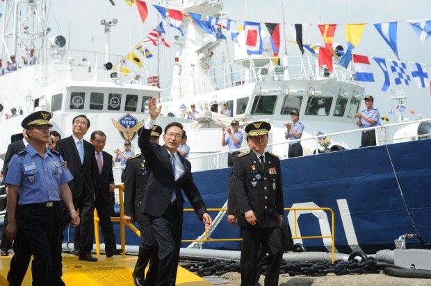 ▲ 인천시 중구 인천해양경찰서 전용부두내 정박중인 3008함정을 방문, 경찰들의 노고를 치하하고 있는 이명박 대통령.