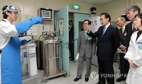 ▲ 이명박 대통령이 16일 오전 서울 종로구 서울대병원 의생명연구원 줄기세포연구실을 방문, 영하 200도에서 급속 냉동된 줄기세포보관 샘플박스를 보며 질문하고 있다. ⓒ연합뉴스