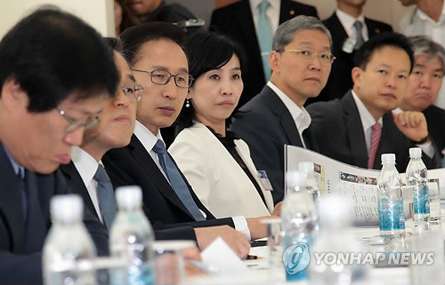 ▲ 이명박 대통령이 16일 오전 서울 종로구 서울대 의생명연구원에서 열린 줄기세포 연구개발 활성화 및 산업경쟁력 확보방안 보고회에 참석, 줄기세포 연구에 대한 투자확대 등 안건을 보고받고 있다. ⓒ연합뉴스