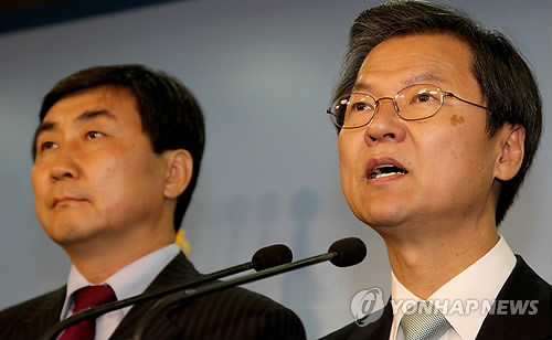 ▲ 민주당 천정배 최고위원이 15일 국회 정론관에서 지지자들과 함께 서울시장 출마선언을 하고 있다.ⓒ연합뉴스