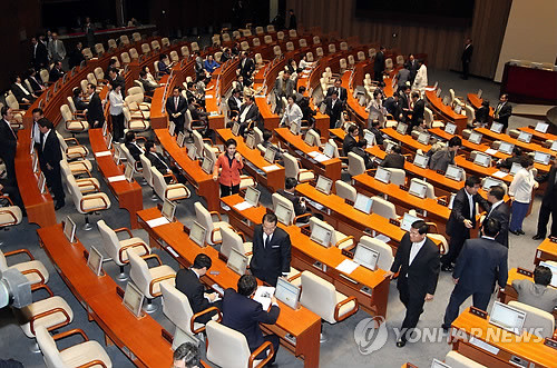 ▲ 양승태 대법원장 임명동의안과 조용환 헌법재판소 재판관 선출안에 대한 표결이 이뤄질 예정이던 국회 본회의가 16일 오전에 이어 오후에도 처리되지 못한 채 정회가 됐다. 박희태 국회의장의 정회 선언 뒤 의원들이 본회의장 밖으로 나가고 있다. ⓒ연합뉴스